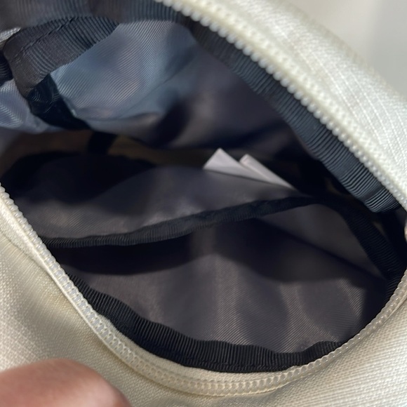 The North Face Jester Crossbody Bag TNF White Metallic Mid Grey 2.3lt 2 Way Zip - Picture 8 of 15